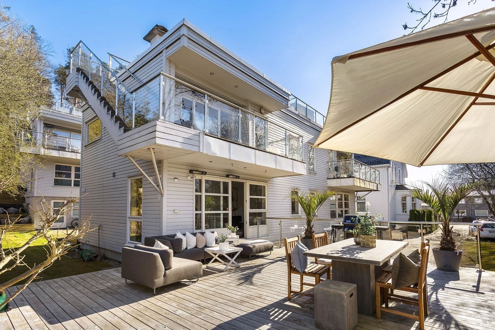 Moderne fasade fra 2008. Stor og solrik terrasse. Galleribilde