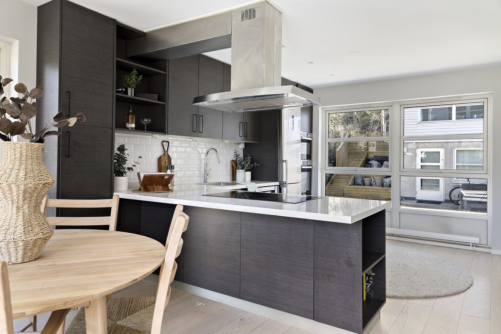 Moderne kjøkken med god plass til flere samtidig Galleribilde