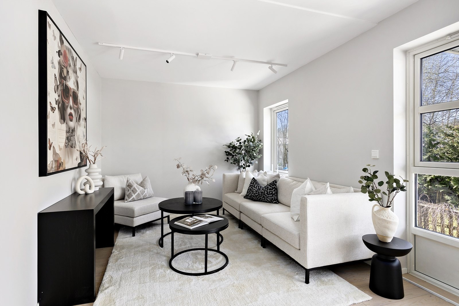 Moderne stue med god plass til sofa og spisebord Galleribilde