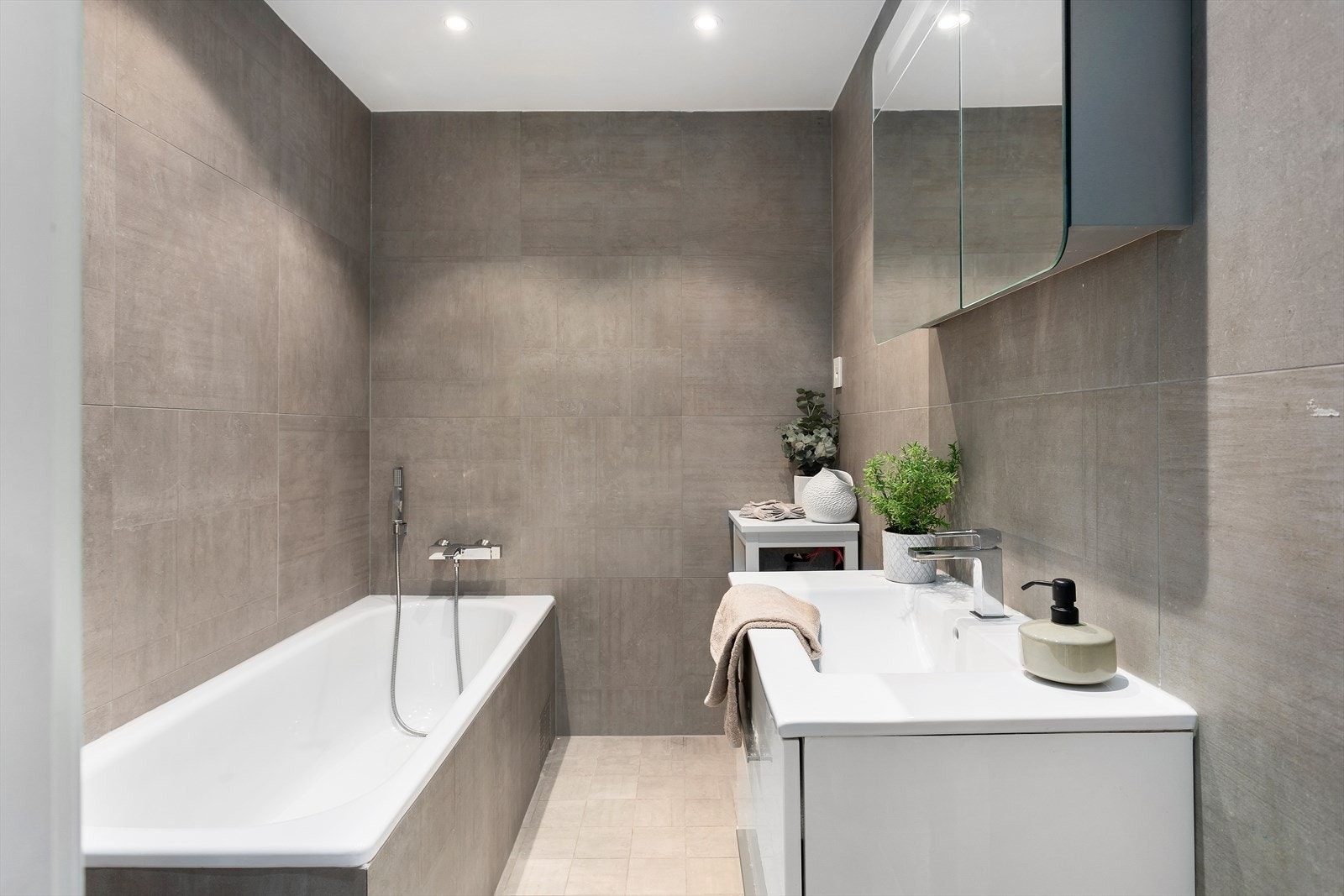 Flislagt bad med stort badekar Galleribilde