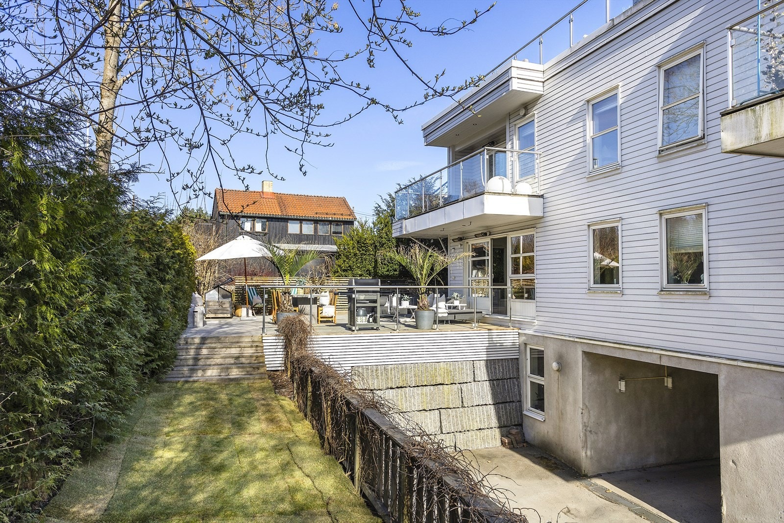 Separat inngang til underetasjen (utleid for ca 14.000 pr. mnd) Galleribilde