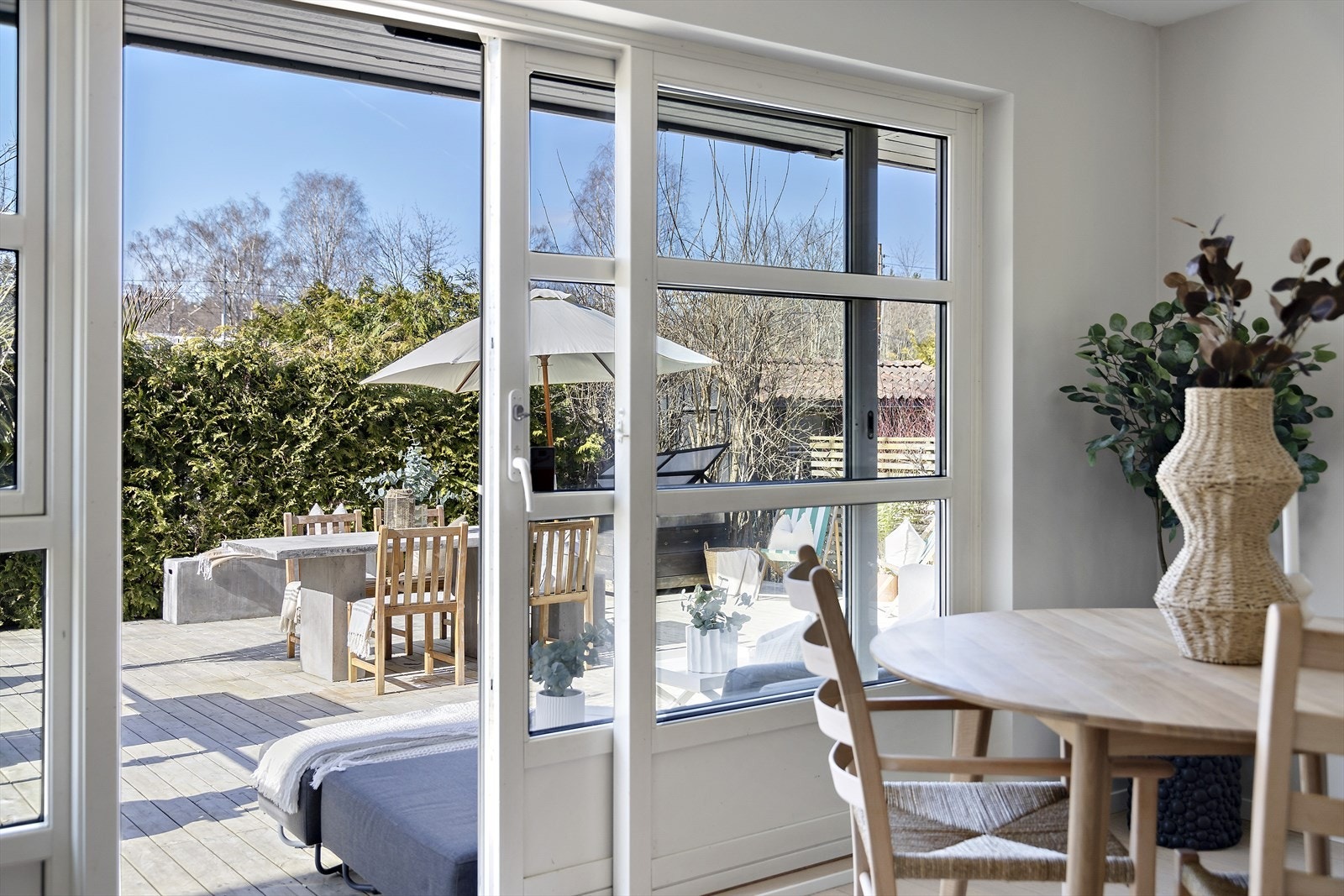 Store skyvedører som gir en lys og luftig atmosfære i rommet Galleribilde