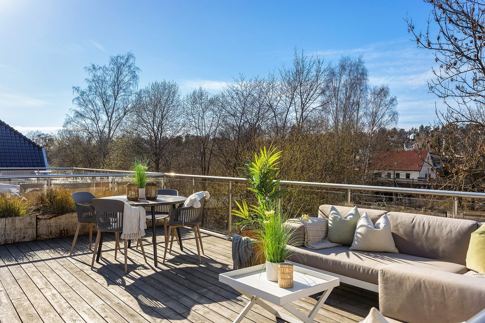 Stor takterrasse med god plass til utemøbler og sosiale sammenkomster. Galleribilde