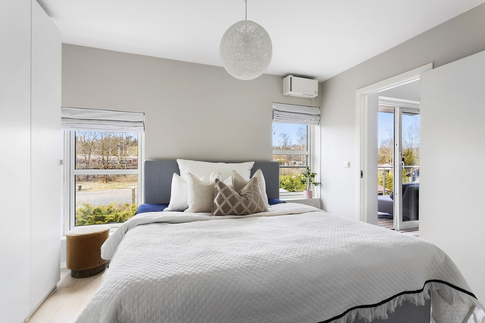 Hovedsoverom med tilknytning til balkong og eget bad Galleribilde