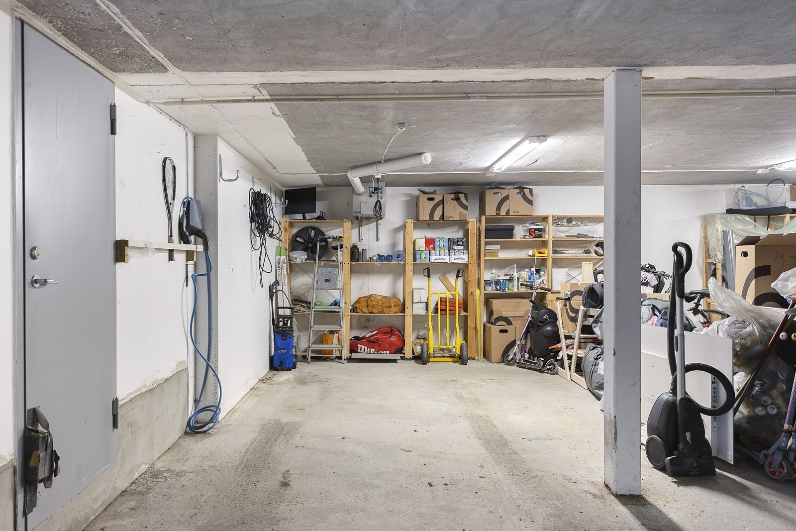 Garasjeplass med elbillader. Direkte adkomst til huset via garasjeplassen Galleribilde