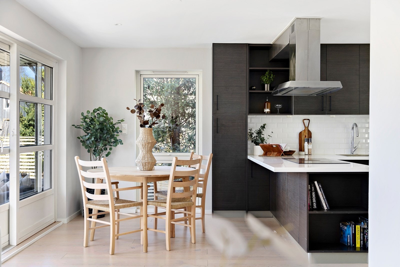 Plass til koselig spiseplass ved kjøkkenet Galleribilde