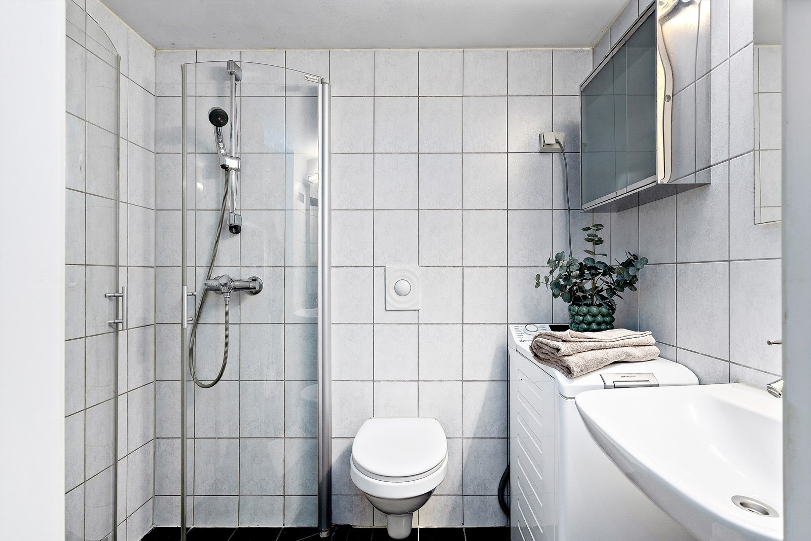 Bad hybel med vaskemaskin Galleribilde