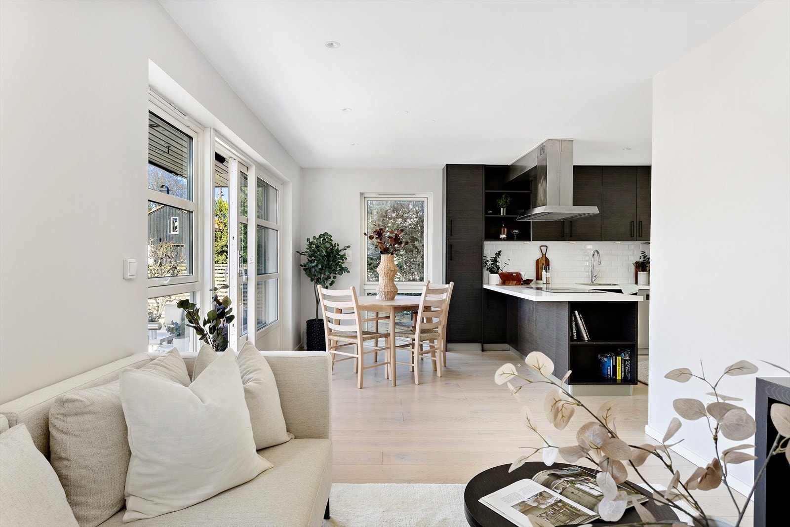 Lys gjennomgående stue og kjøkkenløsning. Galleribilde