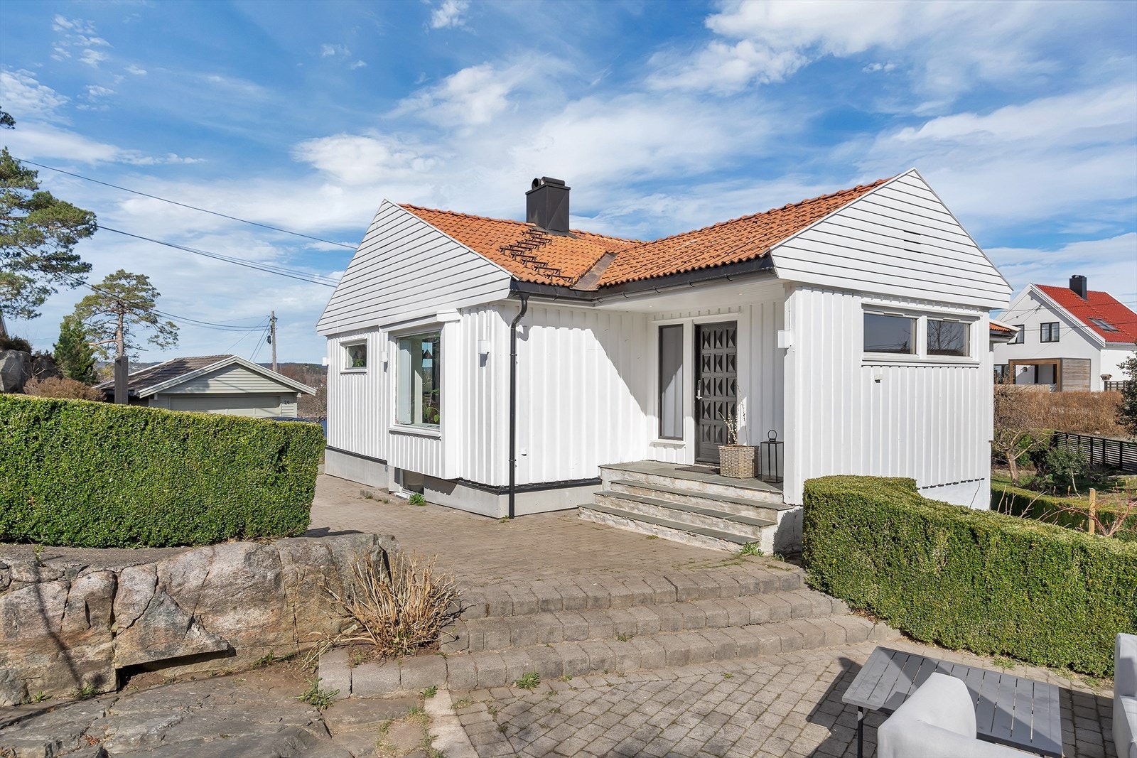 Stor hageområde med plass til flere sittegrupper Galleribilde