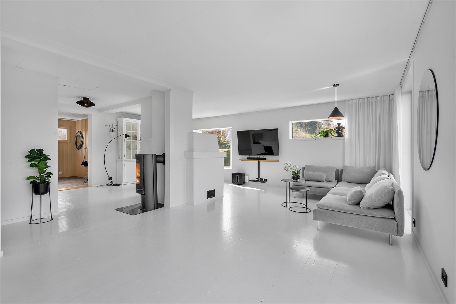 Lyse flater og store oppholdsrom Galleribilde