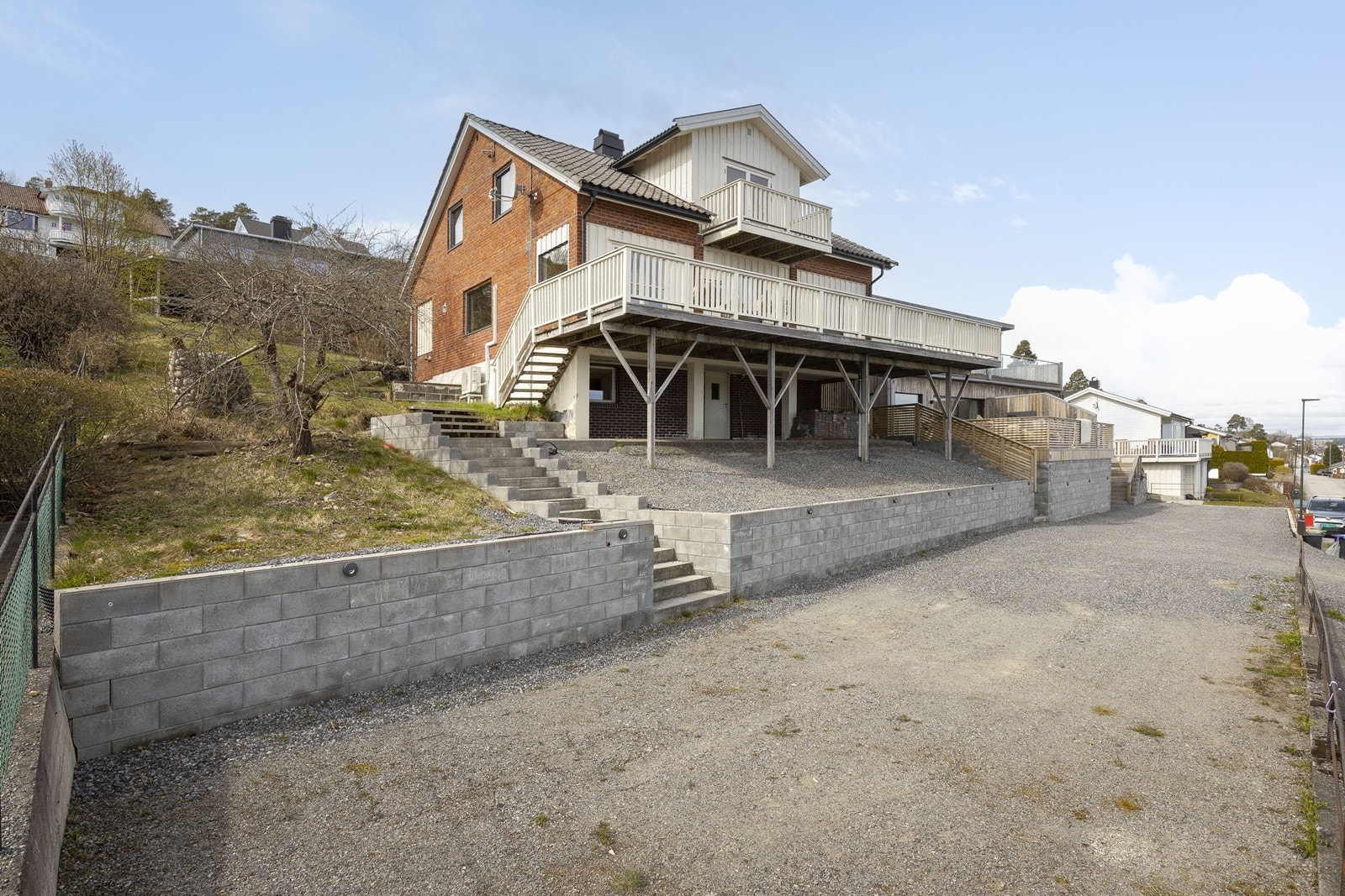 Romslig gårdsplass Galleribilde