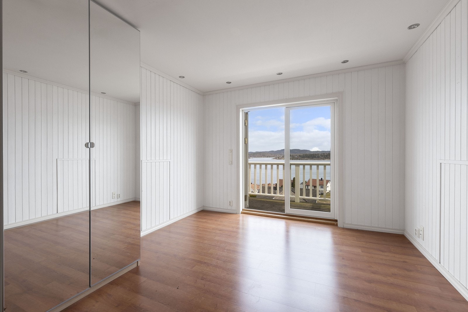 Utgang til balkong fra loftstue Galleribilde