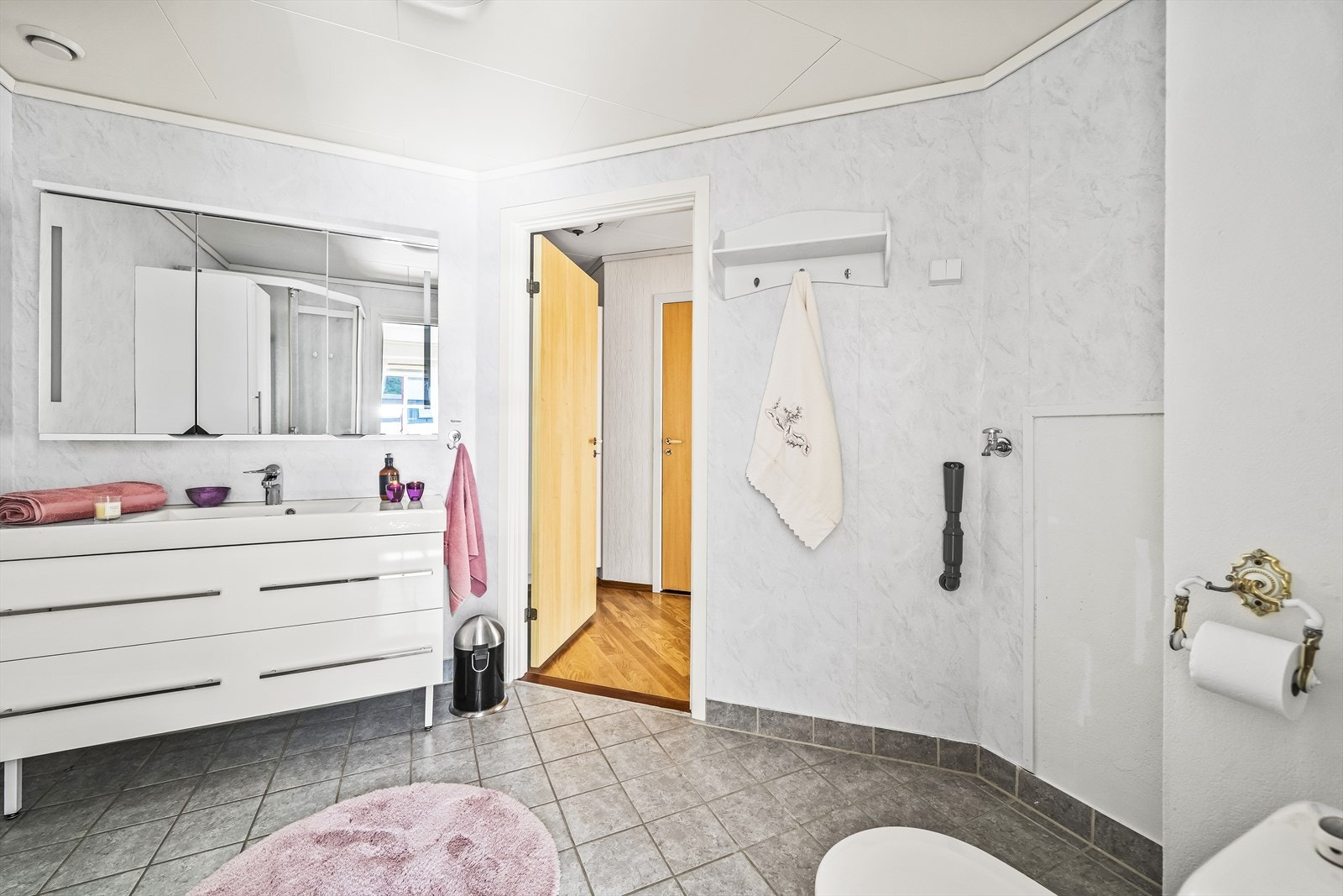 På badet er det opplegg til vaskemaskin. Galleribilde