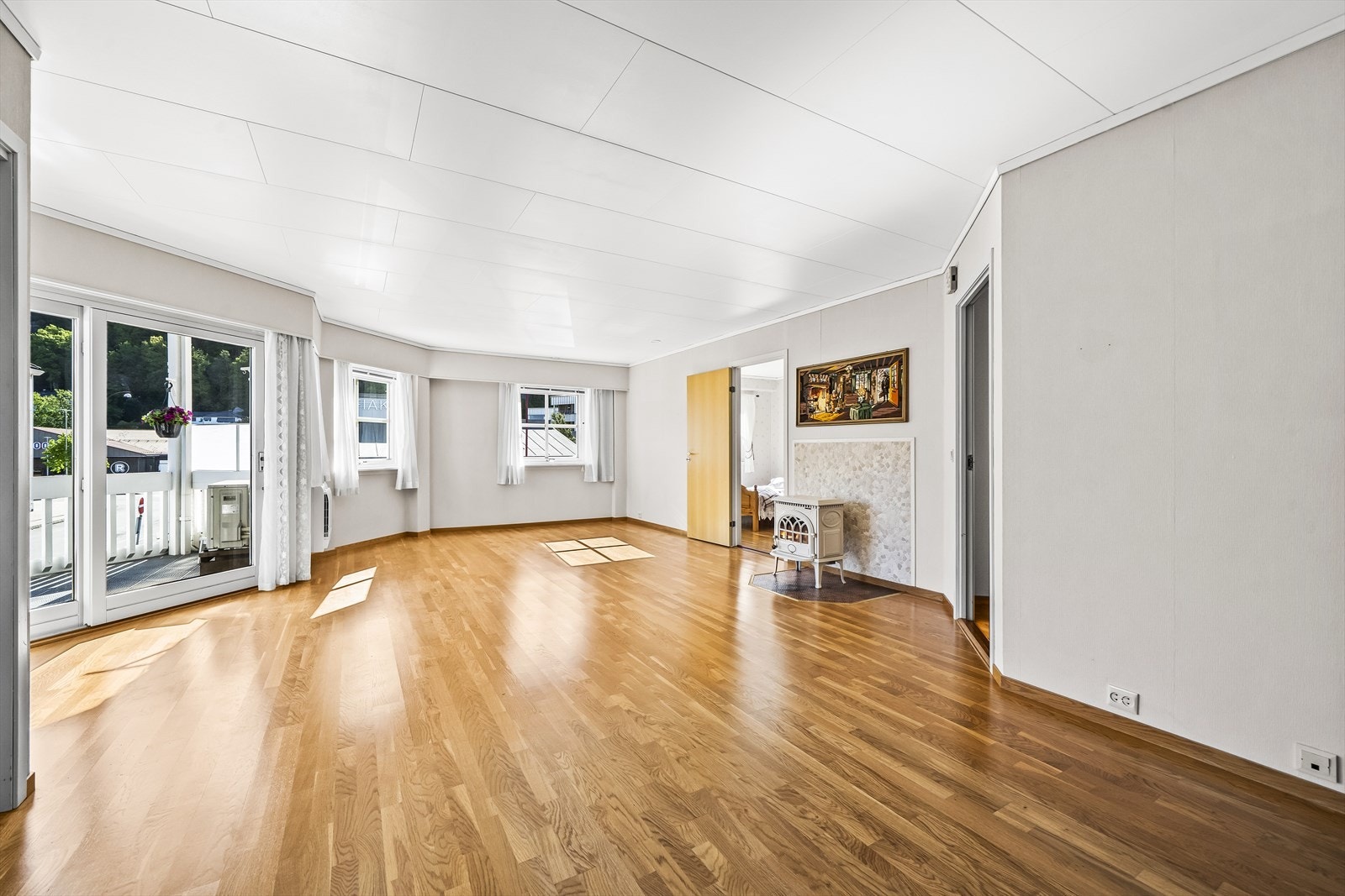I stua er det varmepumpe og vedovn. Galleribilde