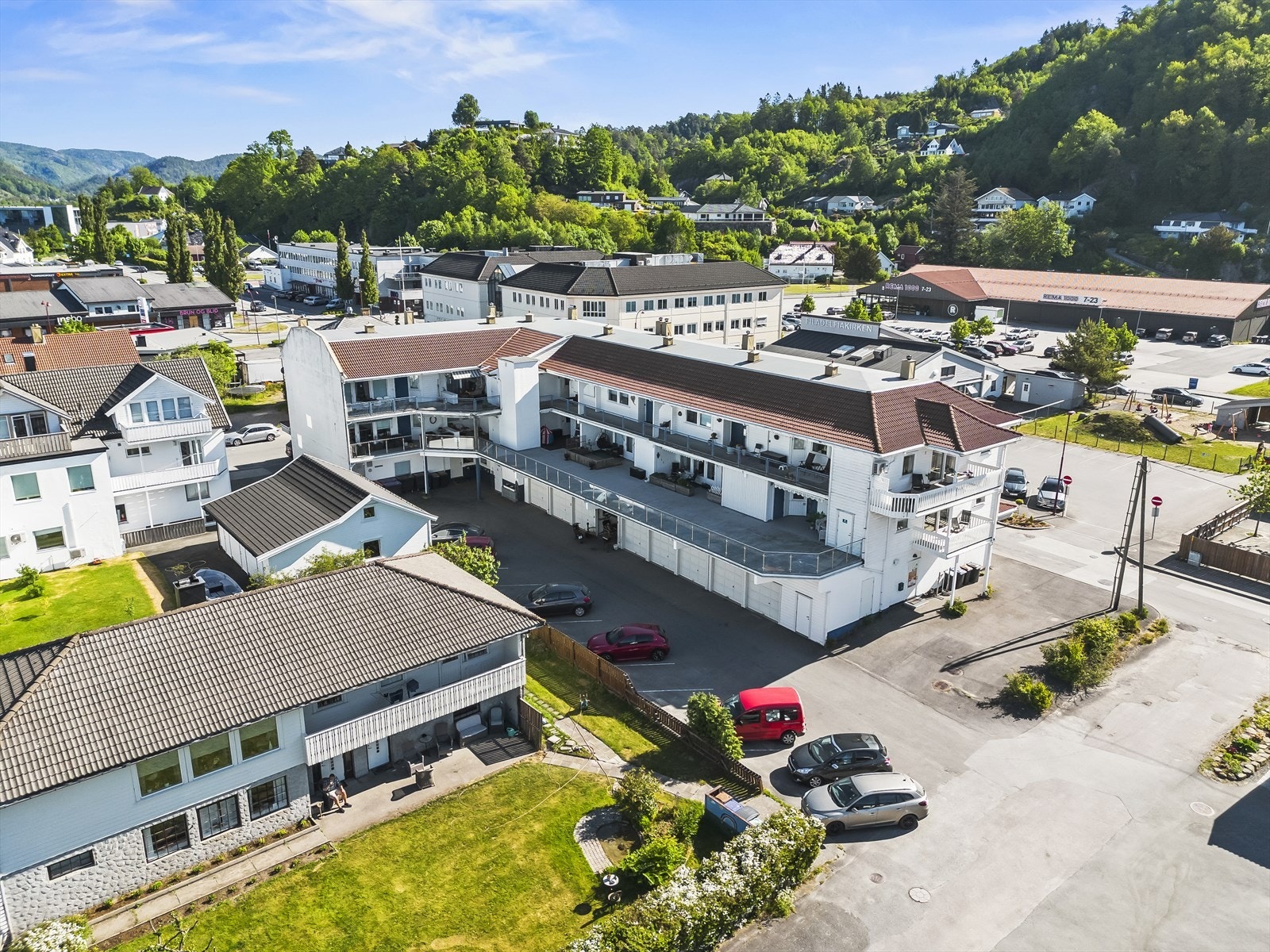Leiligheten ligger i et boligkompleks med 13 boligseksjoner. På bakkeplan er det næringsseksjoner og garasjer. Galleribilde