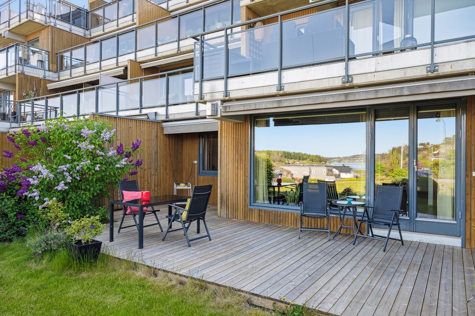Vestvendt terrasse med sjøutsikt, to motoriserte markiser og flotte solforhold fra formiddag til sen kveld. Galleribilde