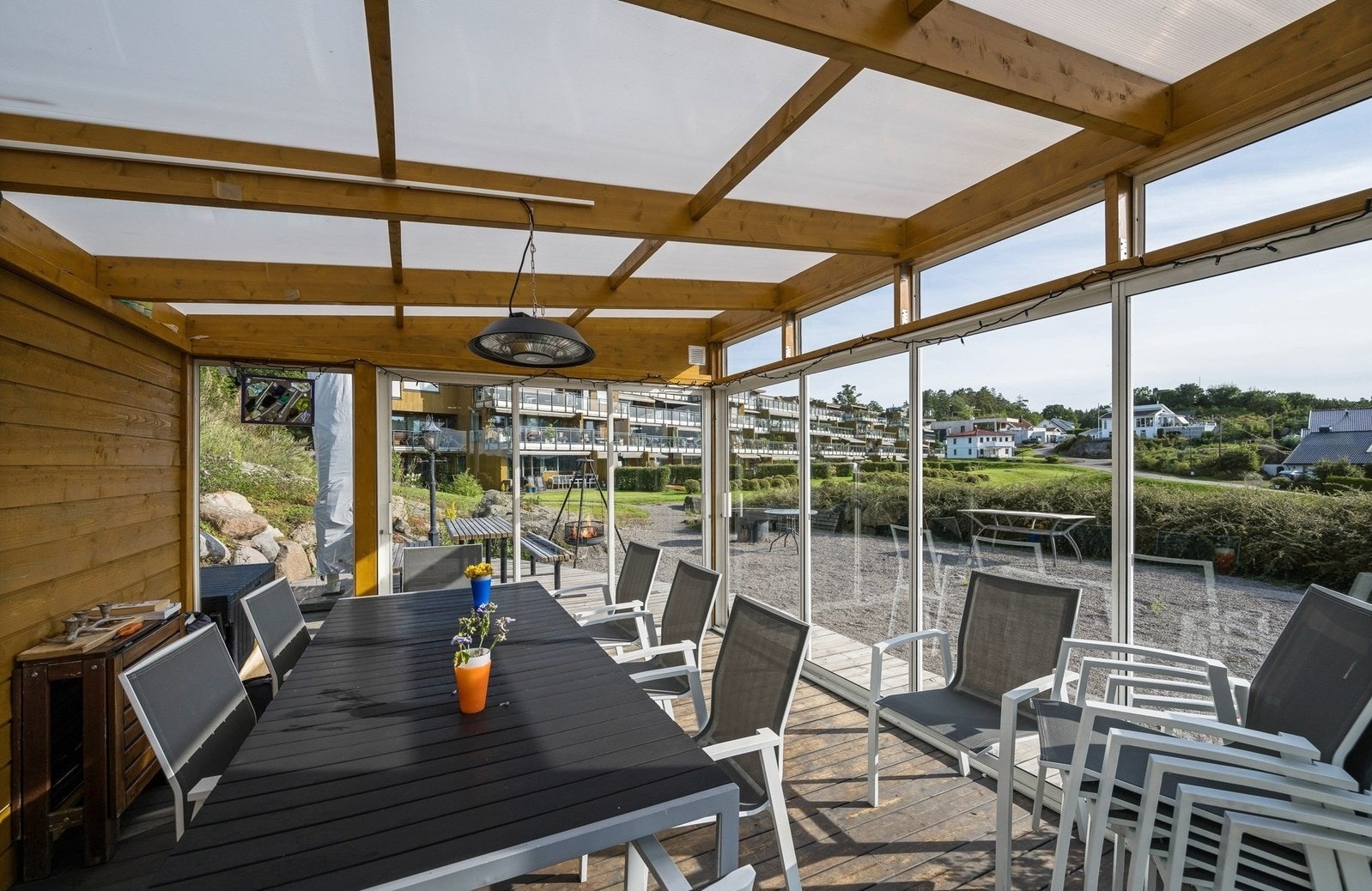Innglasset fellsrom / hytte med langbord og plass til 15-20 personer - perfekt for selskap og sommermiddager for beboerne. Galleribilde