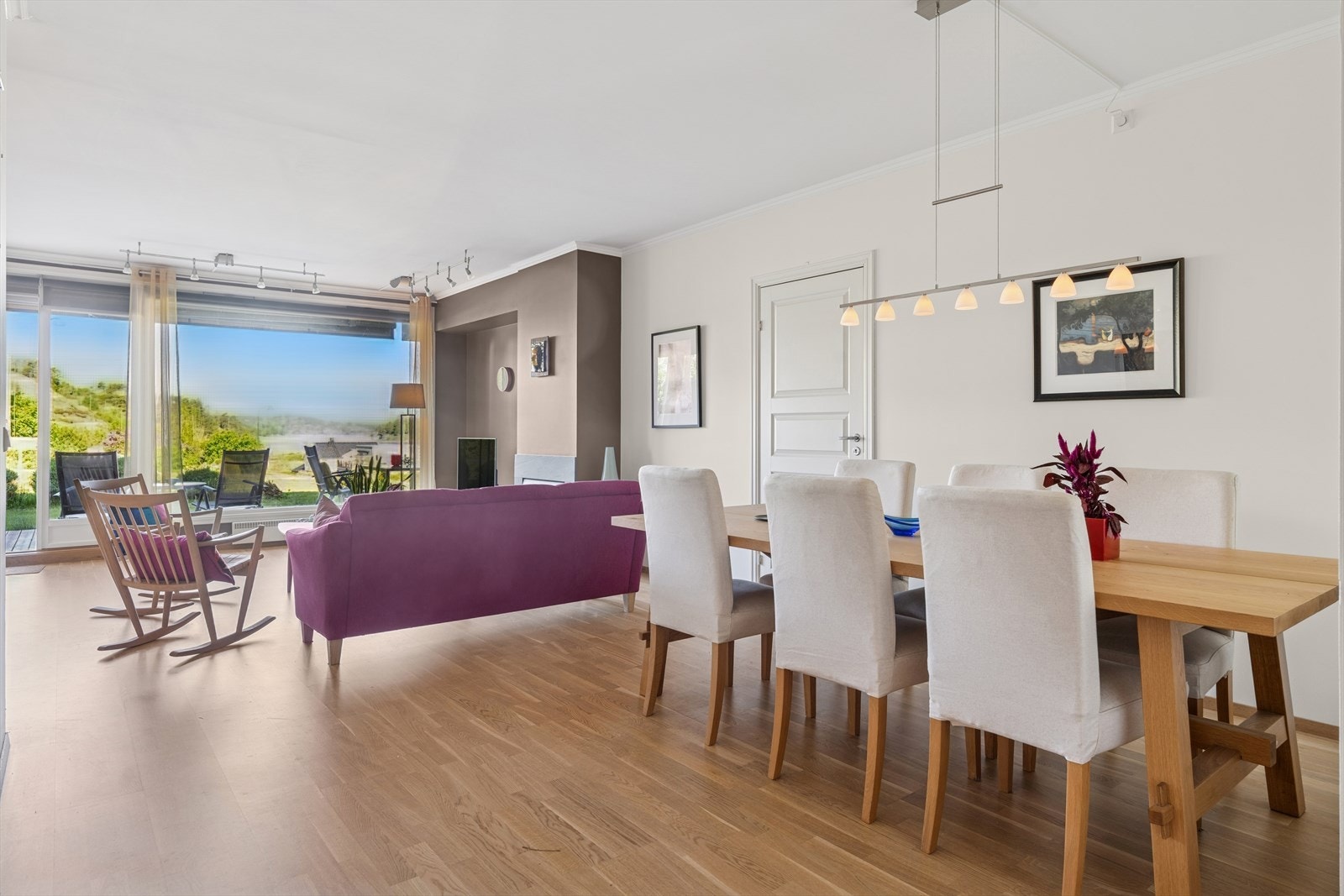 Lys og svært tiltalende stue/spisestue med utgang til vestvendt terrasse i rolige omgivelser. Galleribilde