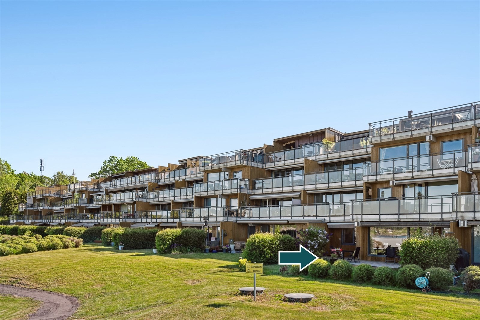 Leiligheten ligger på bakkeplan med enkel adkomst og terrasse i vest Galleribilde