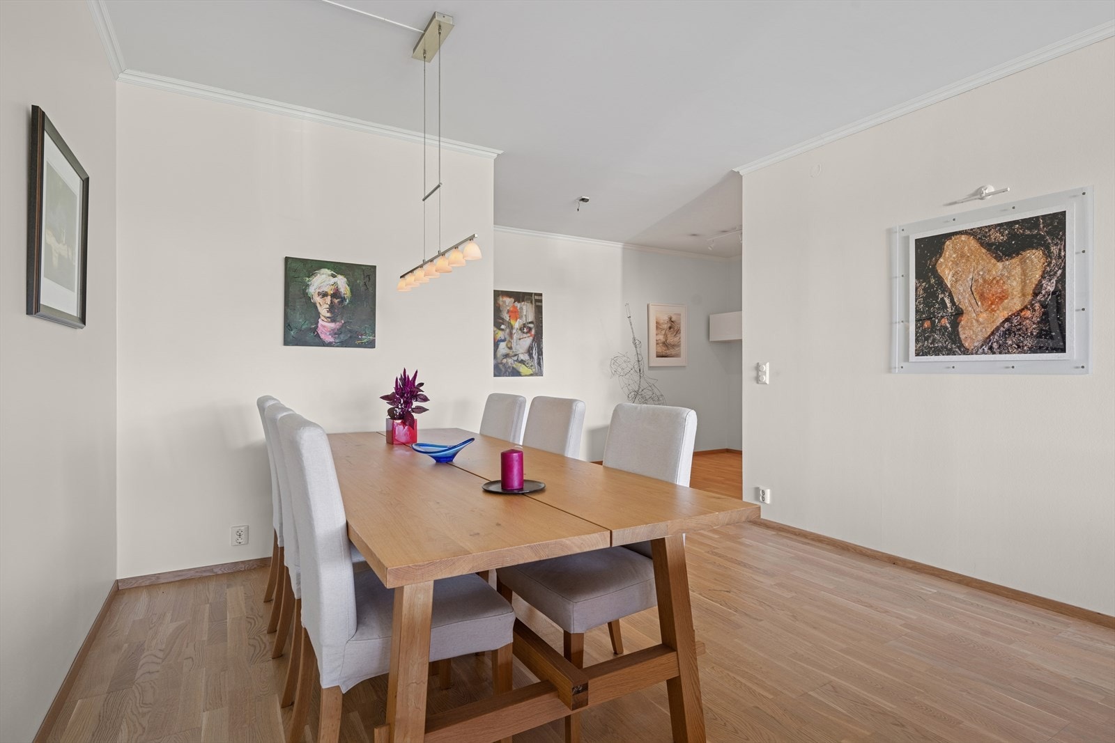 Her er det god plass til langbord for å samle venner og familie til hyggelige stunder. Galleribilde