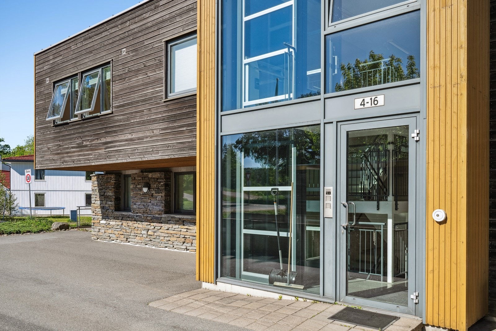 Bygget har en moderne og stilfull fasade. Galleribilde