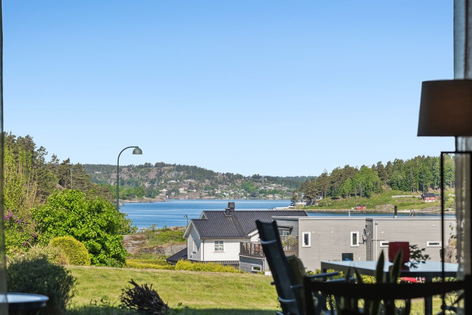Velkommen til Mølledammen 6! Tiltalende og arealeffektiv 3-roms leilighet i 1. etasje med nydelig utsikt i solrike omgivelser. Galleribilde