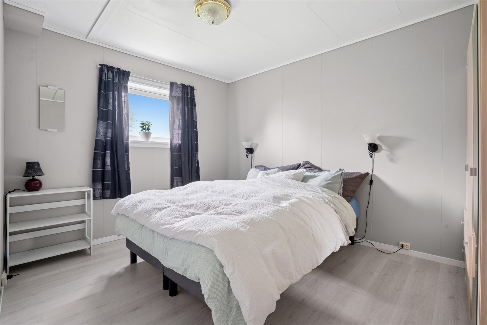 Lyst soverom i kjeller med skap og god plass til dobbeltseng. Galleribilde