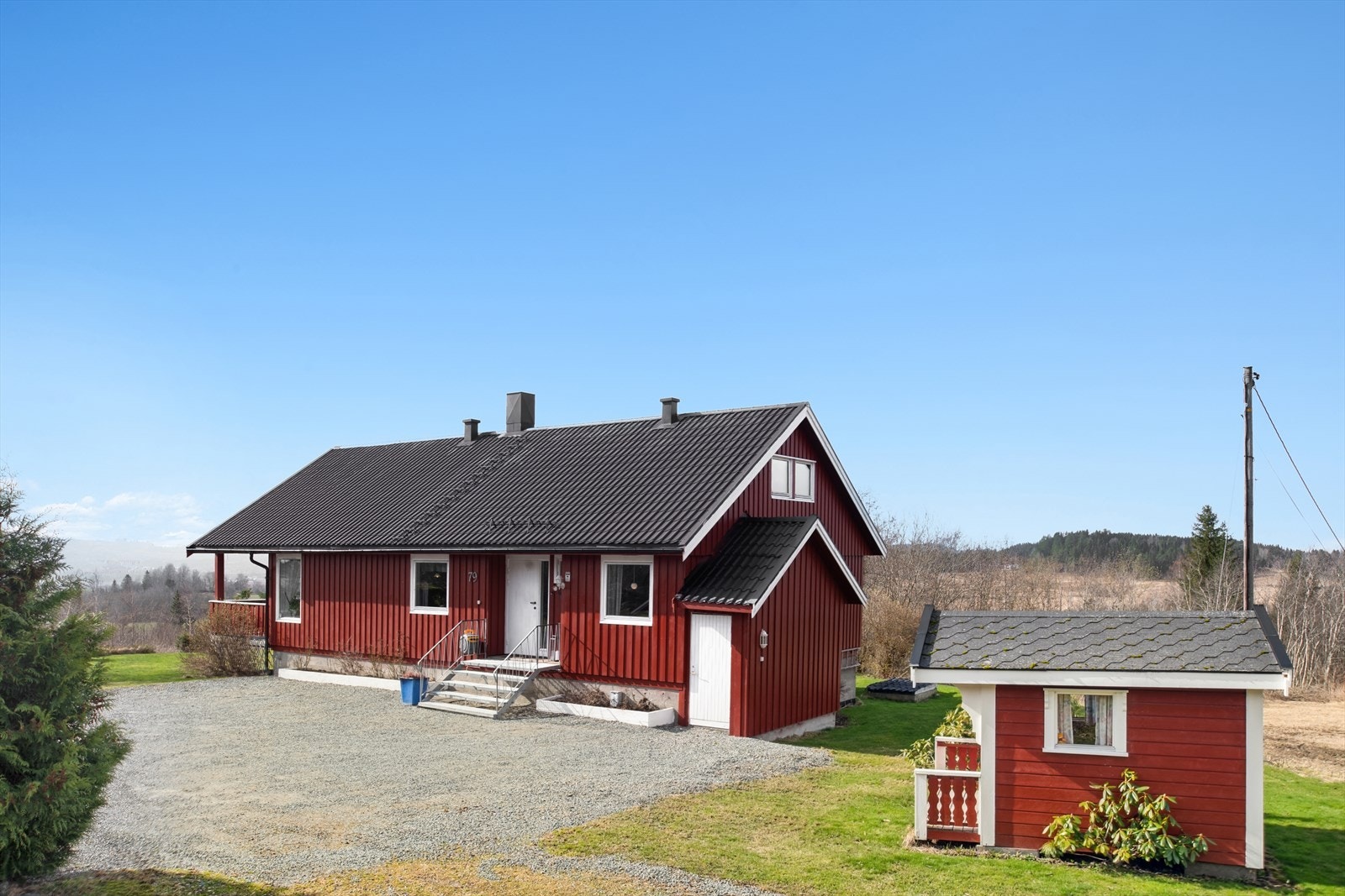 Fra boligen er det 3 km til Skatval sentrum med skole, barnehage, idrettshall, nærbutikk og togstasjon. Galleribilde