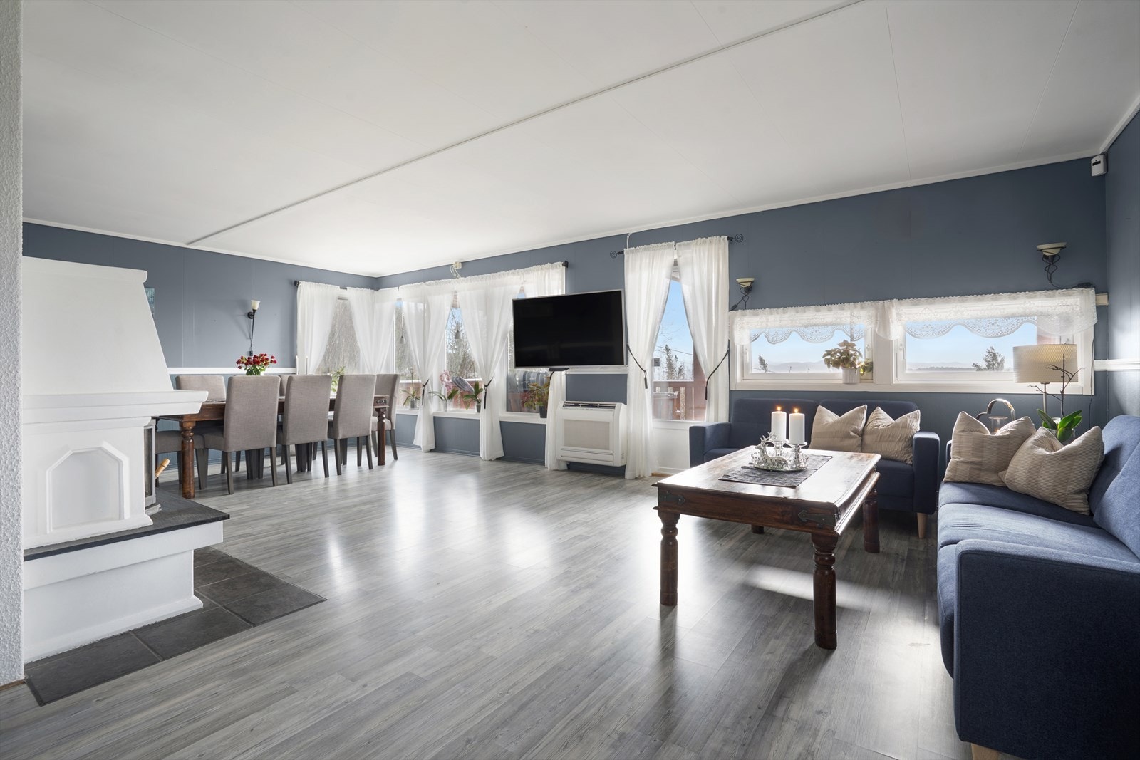 Her er det god plass til både spise- og sofagruppe. Galleribilde