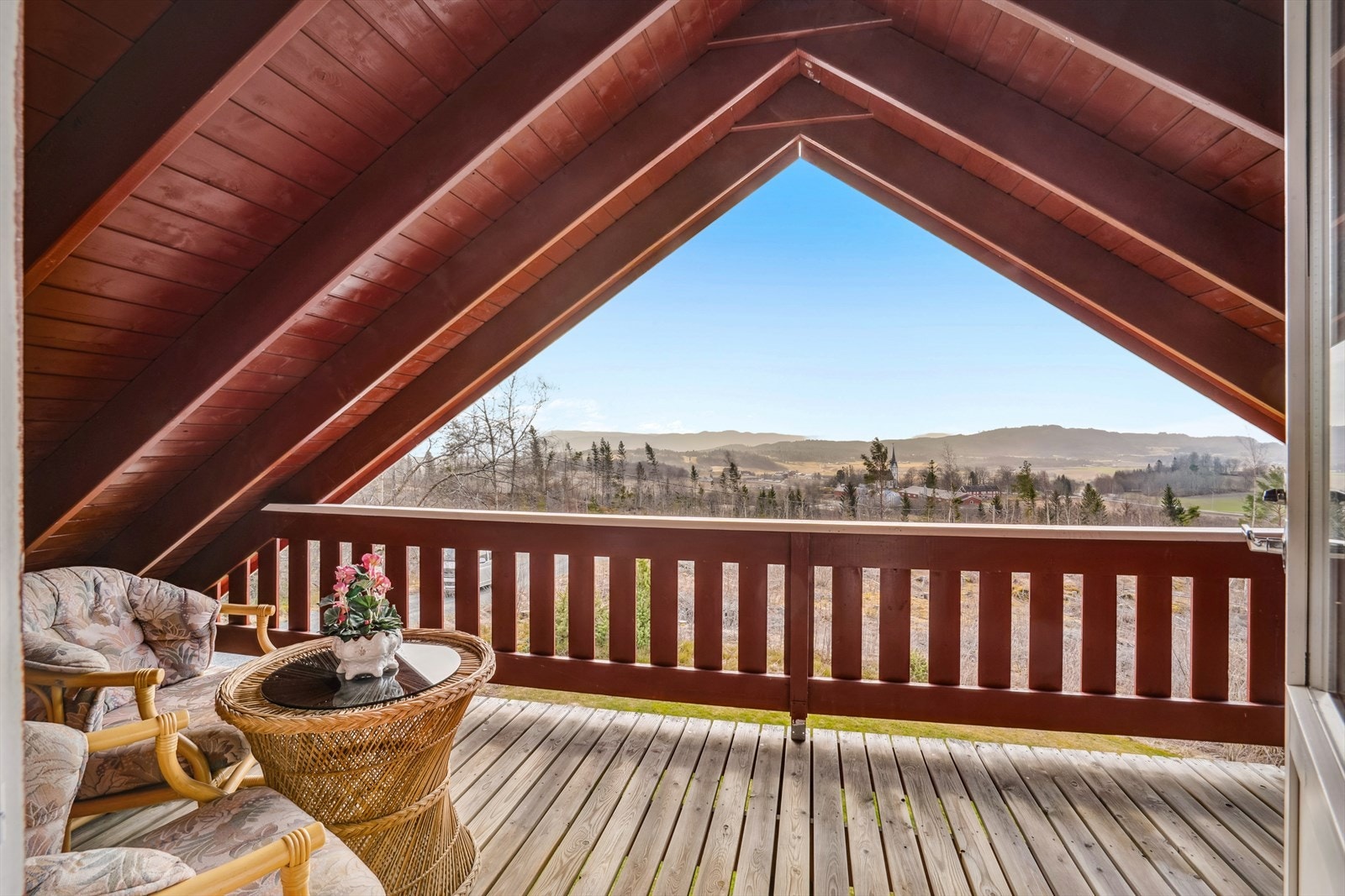 Nydelig utsikt fra balkongen i 2 etg. Her har man direkte utgang fra soverommet. Galleribilde