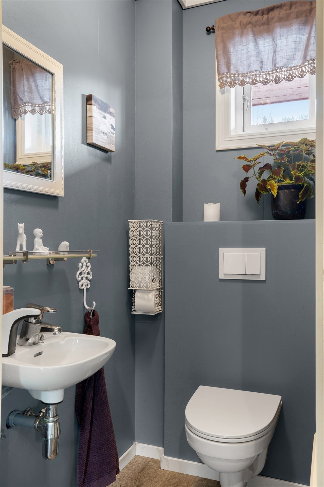 Eget toalettrom med vask. Galleribilde