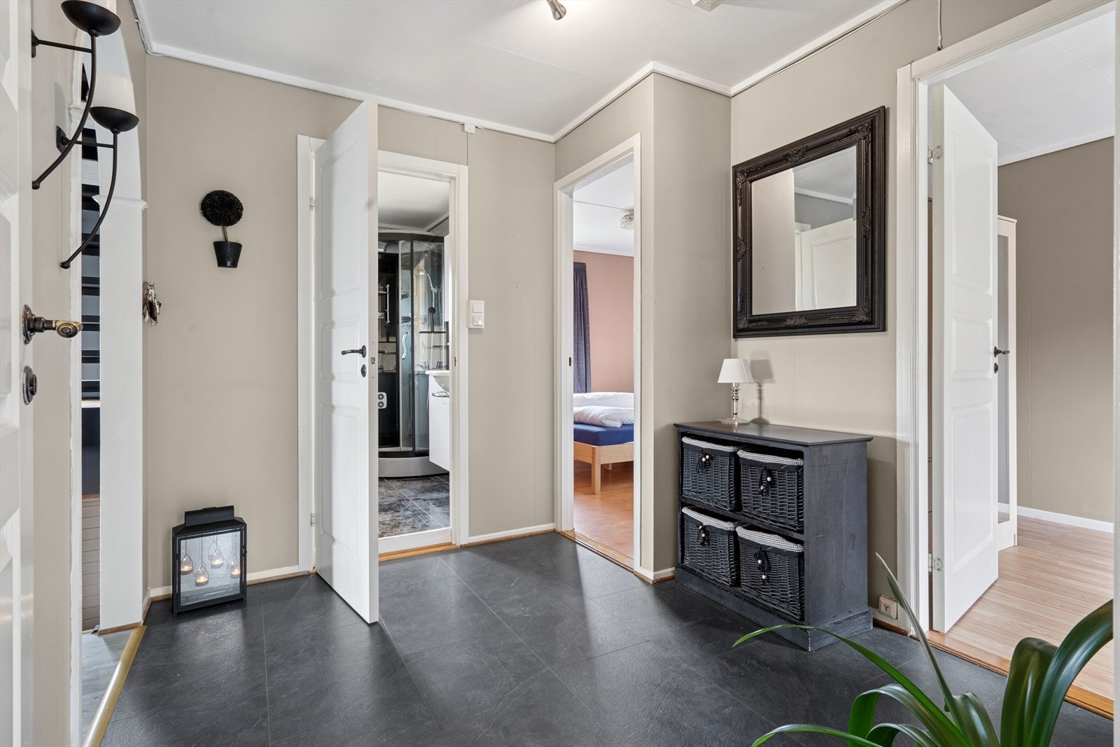 Innbydende entrè og gang med plass til å henge fra seg ytterklær. Galleribilde