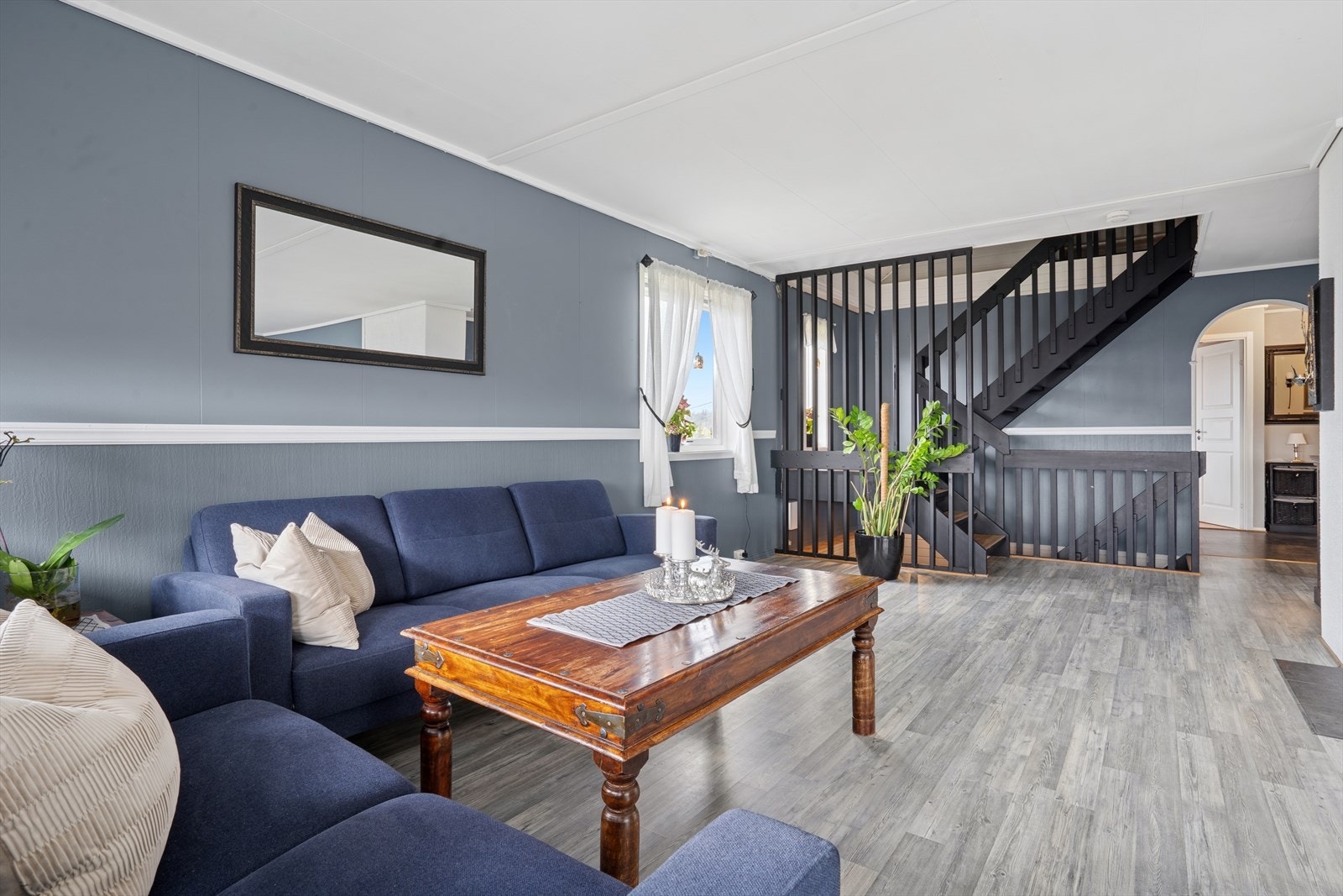 Stuen er stilren med moderne farger. Galleribilde