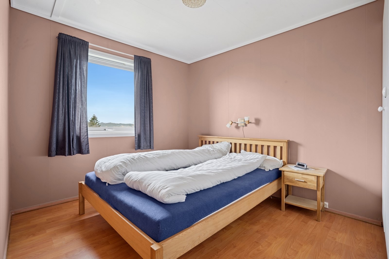 Lyst soverom med skap for oppbevaring av klær. Galleribilde