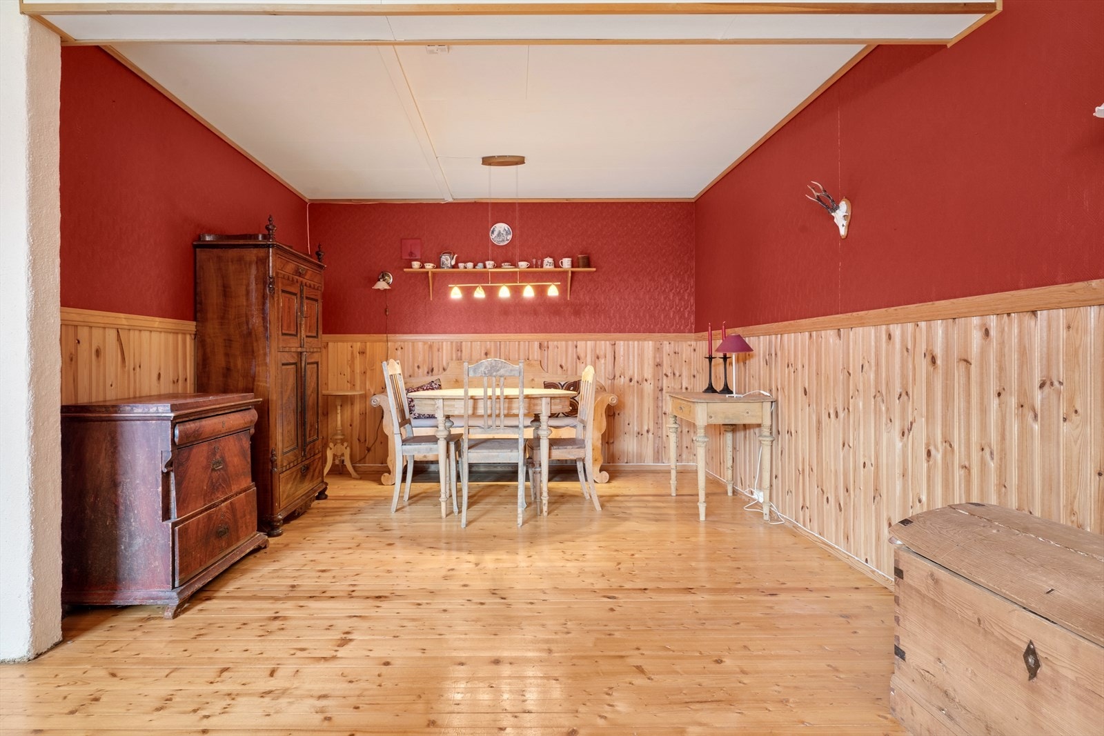 Stor og romslig kjellerstue med varmepumpe. Galleribilde