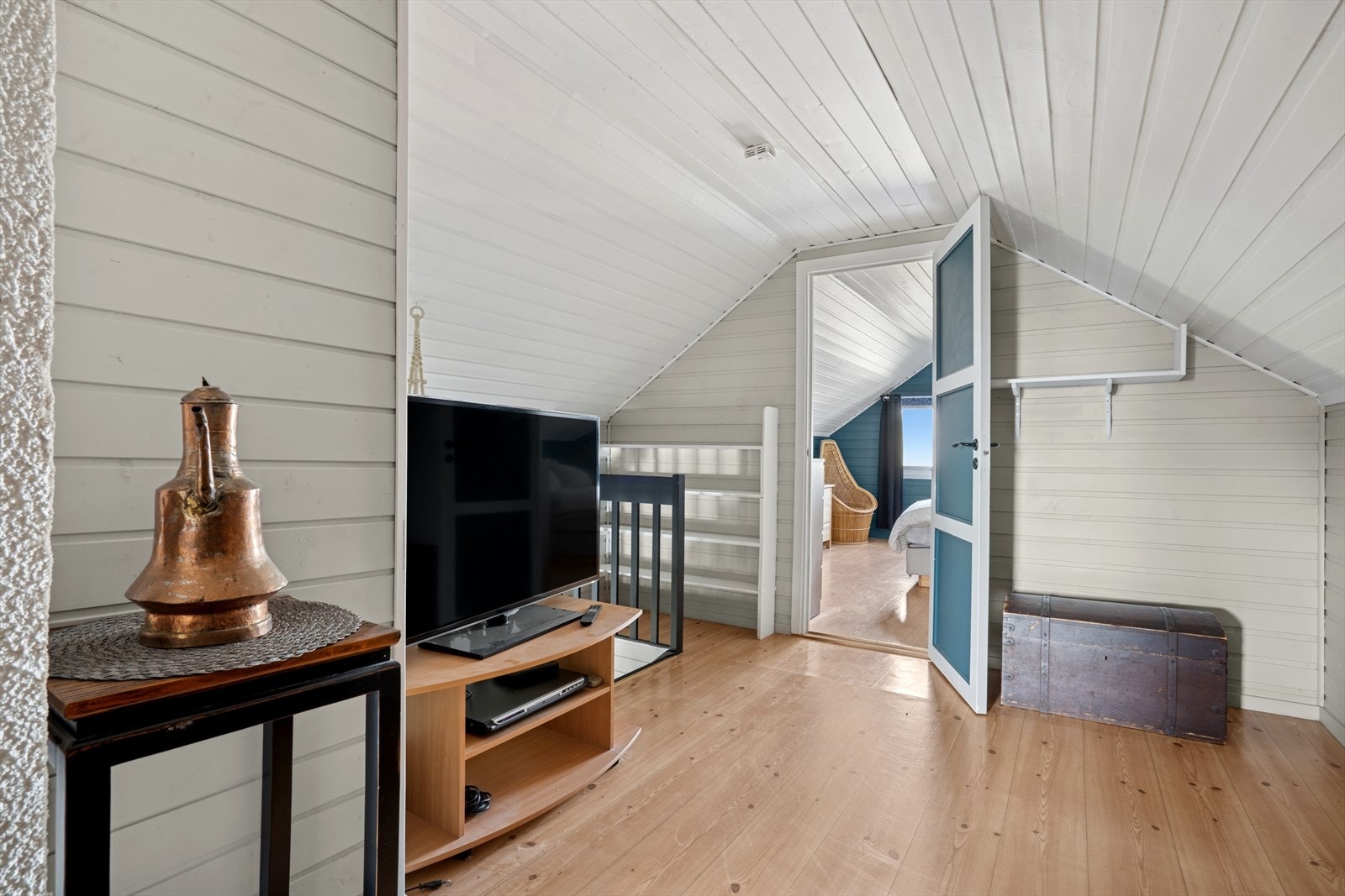 I 2. etasje er det to soverom med gang som blir brukt som tv-stue. Galleribilde