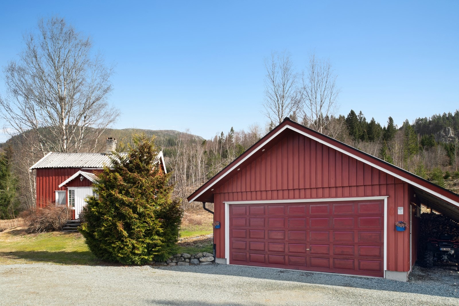Gode parkeringsmuligheter i dobbeltgarasje på 50 kvm. Oppstilling på egen tomt. Galleribilde