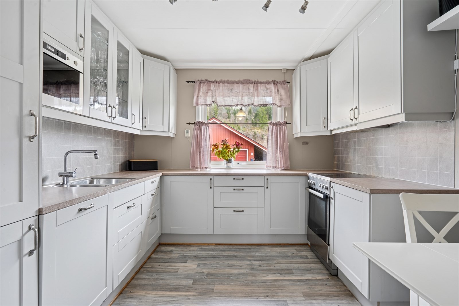 Lyst og praktisk kjøkken. her har man godt med skap og benkeplass. Tg1 fra takstmann. Galleribilde