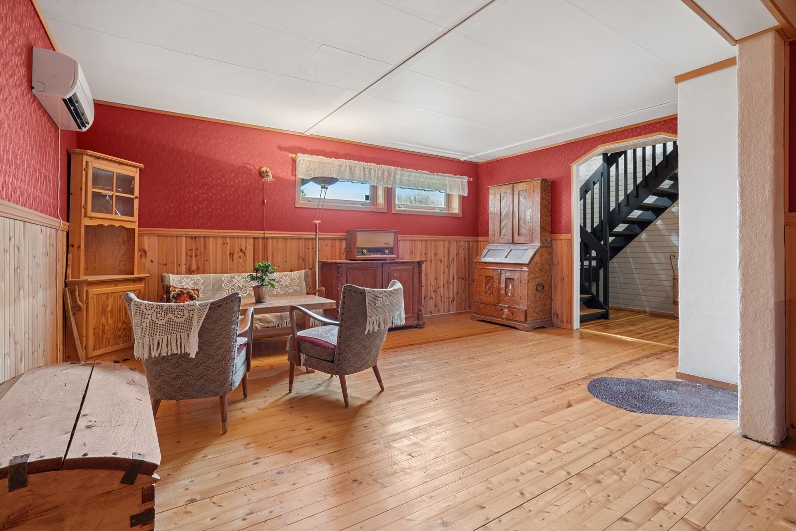 Koselig kjellerstue med trapp opp til hovedetasjen. Galleribilde