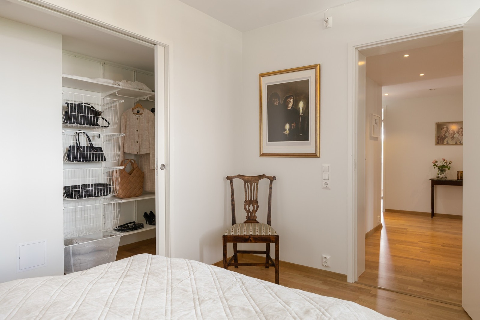 Soverommet på 10,3m² har adkomst til garderoberom. Galleribilde