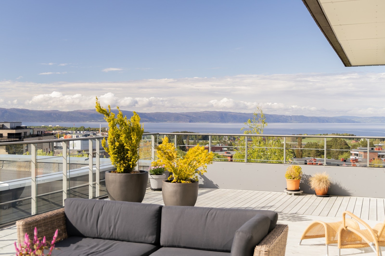 Stor privat takterrasse på 124m² med panorama utsikt mot fjorden. Galleribilde