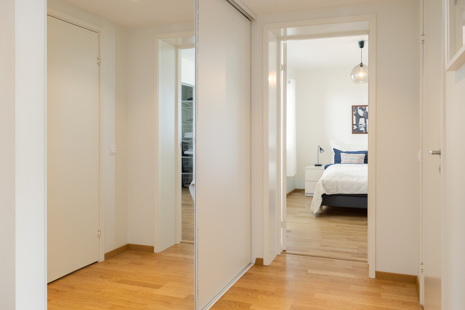 Gangen er utstyrt med skyvedørsgarderobe. Galleribilde