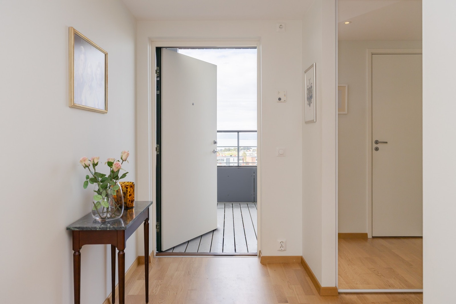 Man kommer inn i en romslig gang på 16,2m². Galleribilde