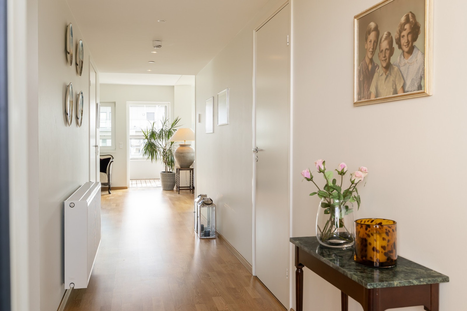 Boligen både innvendig og utvendig holder en gjennomgående smakfull og tidsriktig standard fra byggeår 2017. Takstrapporten viser TG 0 eller 1 på alle punkter. Galleribilde