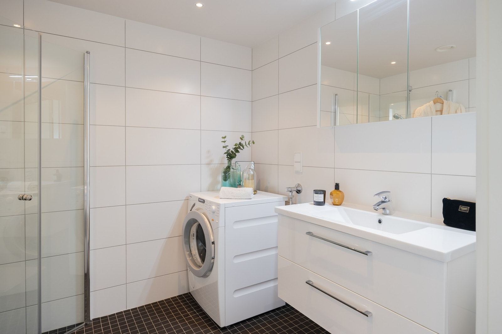Det andre badet er på 4,6m² og fungerer som kombinert bad og vaskerom. Galleribilde
