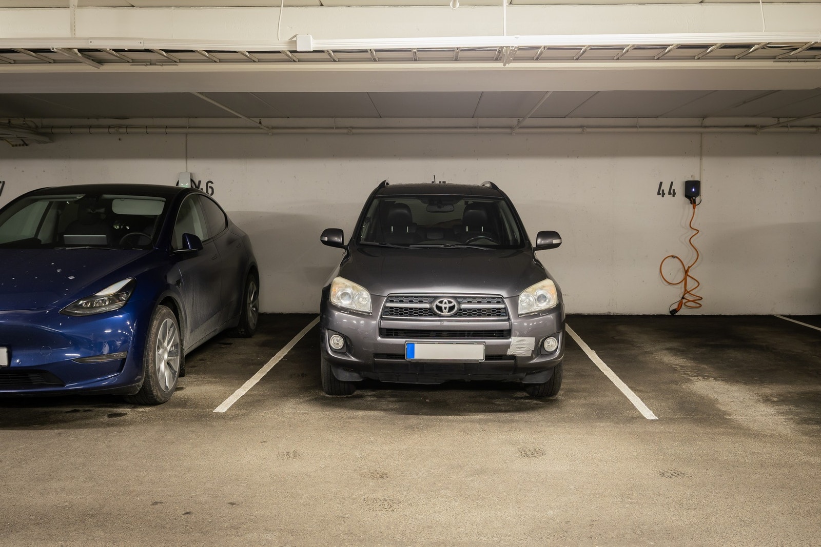 P-plass i garasjeanlegg, heisadkomst opp til leiligheten. Galleribilde