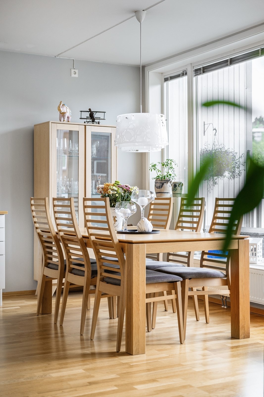 I og med at leiligheten ligger i byggets øverste etasje og ikke har en overhengende balkong, oppleves den svært lys innvendig. Galleribilde