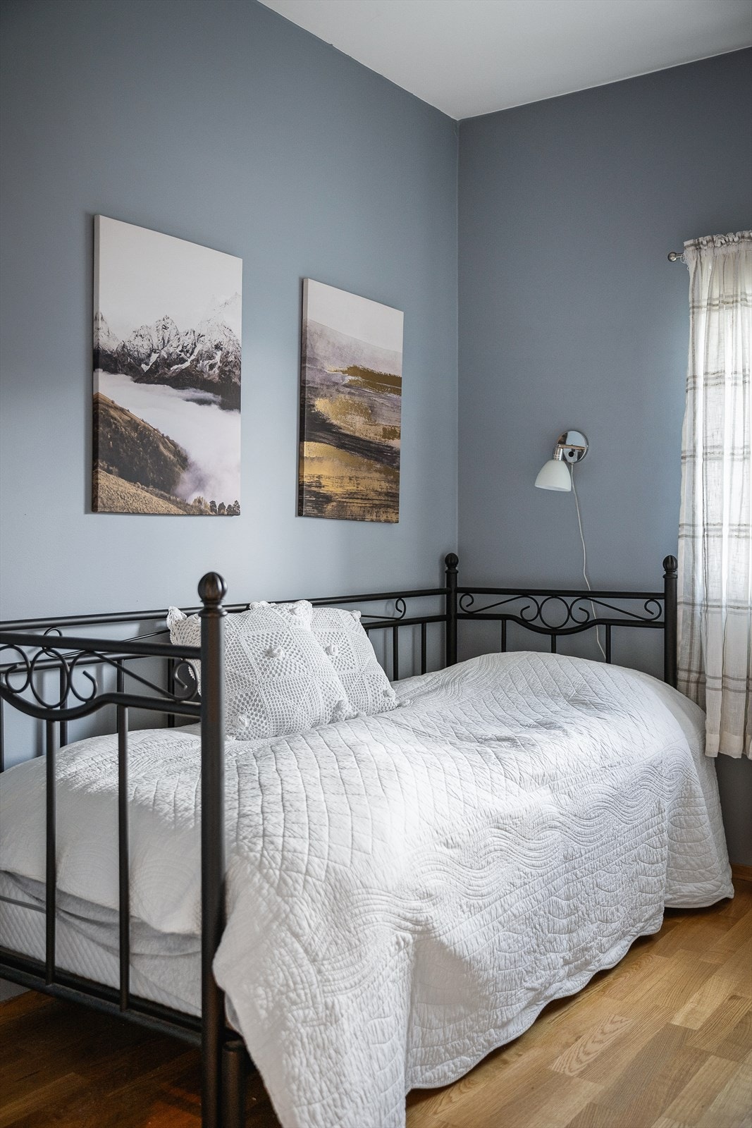 Her er det plass til enkeltseng og et lite skrivebord. Galleribilde