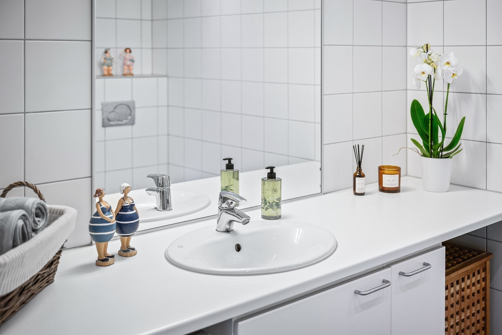et er etablert benkeplate i laminat med nedfelt servant og tilhørende servantskap, samt speil med belysning over. Under benken er det opplegg for både vaskemaskin og tørketrommel. Galleribilde