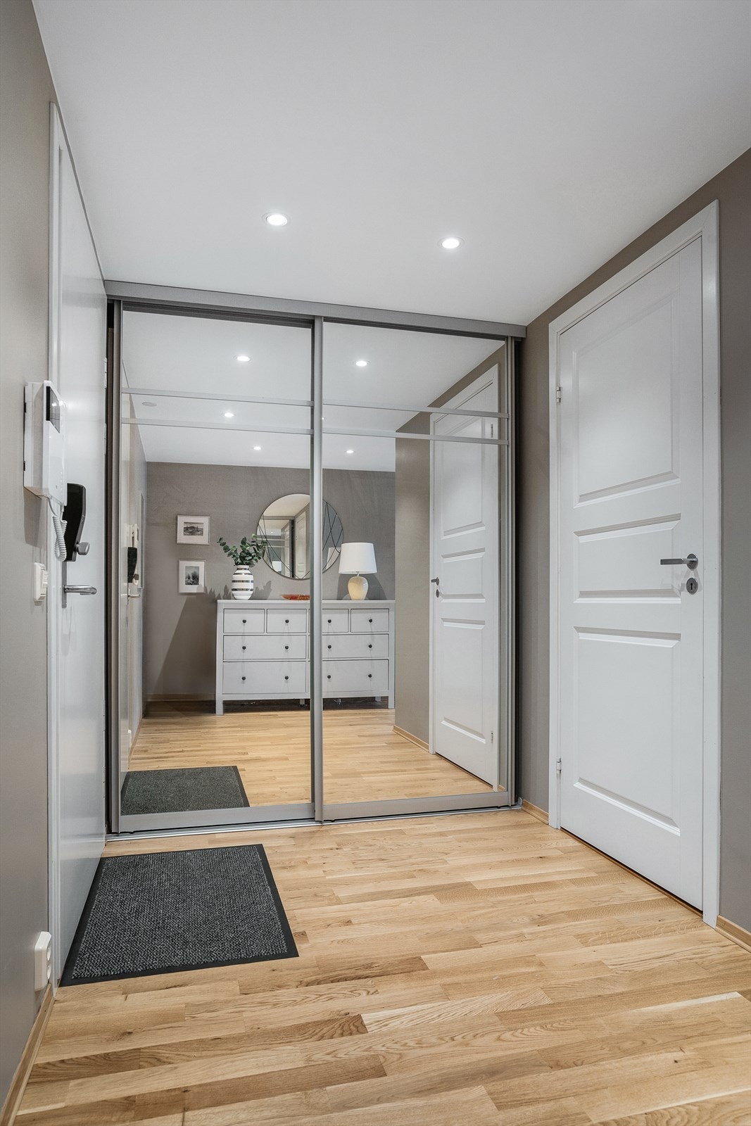 I entréen er det en romslig skyvedørsgarderobe med speilfronter. Videre er det adkomst til en innvendig bod for ytterligere oppbevaring. Galleribilde
